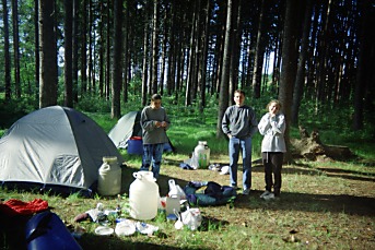 Tábořiště. To je ale klumprů! Kam to všechno dáme? A co budeme mít qečeři? Kampak jsem já jenom dal(a) ... (cokoliv si vzpomenete)???