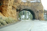 Tunel na cestě do Bryce Canyon