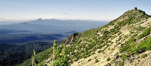 Rozhledna na Mt. Scott a Mt. Thielsen v pozadí