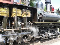 Detail parního stroje a převodů