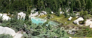 Alabastrové jezírko na zadní straně Bumpass Hell