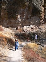 Rodina v serpentinách na Pinnacles