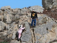 Tom a Lisa lezou po skalkách na Point Lobos