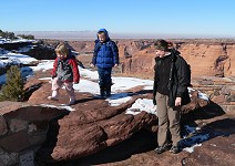 Děti a Carol na vyhlídce na Canyon de Chelly Děti a Carol na vyhlídce na Canyon de Chelly