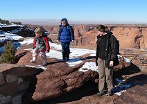 Děti a Carol na vyhlídce na Canyon de Chelly