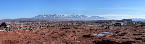 Kids on a viewpoing to La Sal Mountains