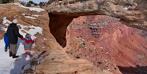 Rodinka u Mesa Arch