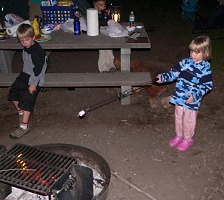 Filip asistuje Lise v opékání marshmallow Filip asistuje Lise v opékání marshmallow