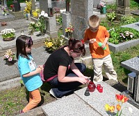 Na hřbitově, kam pohřbili strejdu. Na hřbitově, kam pohřbili strejdu.