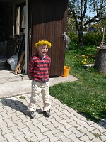 Tomášek žádal pampeliškový věneček. Tomášek žádal pampeliškový věneček.