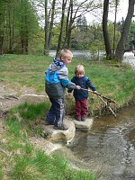 U Pařezitého rybníka děti pookřály. U Pařezitého rybníka děti pookřály.