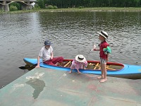 Lisa mazácky vystupuje z kanoe. Lisa mazácky vystupuje z kanoe.