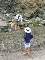 Rodina brodí řeku Big Sur
