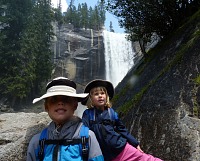 Děti u Vernal Falls Děti u Vernal Falls