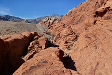 Dvoubarevné kopce v Red Rock Canyon.