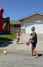 Lisa with a bow, Tom with water machine gun