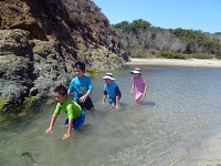 Děti ve výpusti laguny řeky Big Sur