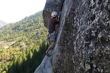 Pavel lodges a cam at the beginning of the overhang in the third pitch.