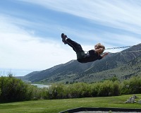 Děti na hřišti u Mono Lake. Děti na hřišti u Mono Lake.