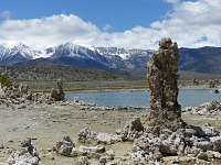 Tufa are sticking out, the lake is drying up, and the mountains are towering. Tufa are sticking out, the lake is drying up, and the mountains are towering.