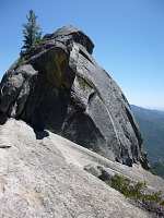 Vrchol Morro Rock z tohoto pohledu připomíná španělskou přilbici.