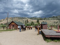 Carol, Lisa a kovbojové odjíždějí do bouřky na Leavitt Meadows Pack Station.