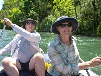Sid a Carol raftují na Rogue River.