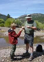 Tom a Sid na Walker River se pokoušejí rybařit.