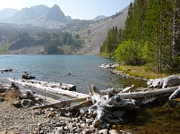 Modré pleso a zakouřená Sierra Nevada.