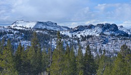 Zadní strana Kirkwoodu z Carson Pass.