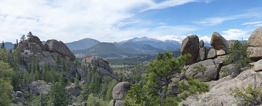 Z chodníčku k jezírku Drahokam je vyhlídka na Estes Park a Skalisté hory. Z chodníčku k jezírku Drahokam je vyhlídka na Estes Park a Skalisté hory.
