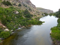 Řeka se najednou objeví a zase teče v plné síle. Sinks Canyon, Wyoming.