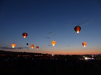 Balóny svítí proti stále ještě temné obloze.