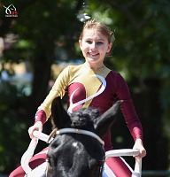 Lisa na fotce od US Equestrian.