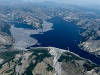 Na hladině Spirit Lake ještě stále plavou mrtvé kmeny. Na hladině Spirit Lake ještě stále plavou mrtvé kmeny.