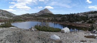 Sugarloaf Mountain - průsmyk nalevo od homole vede k Lewis Lake, kde jsme byli chodit v létě. Sugarloaf Mountain - průsmyk nalevo od homole vede k Lewis Lake, kde jsme byli chodit v létě.