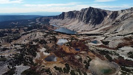 Z dronu nad stezkou kolem jezer pod Medicine Bow Peak. Z dronu nad stezkou kolem jezer pod Medicine Bow Peak.