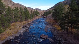 Řeka Cache la Poudre v Coloradu. Řeka Cache la Poudre v Coloradu.