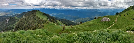 Our trip in one picture — (from left) lowlands around Munich, ridge route from Brauneck with a goat path (in slope), Alps (in the background) and Latschenkopf (right). Our trip in one picture — (from left) lowlands around Munich, ridge route from Brauneck with a goat path (in slope), Alps (in the background) and Latschenkopf (right).