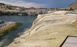 Lidové koupaliště pod sintrovou kaskádou horkých pramenů v Thermopolis.