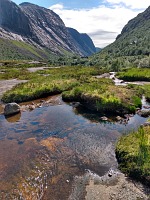 Øvstabødalen: the creek flows directly across rock bed.
