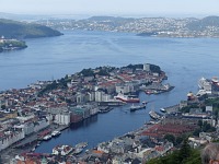 Bergenský starý přístav z vyhlídkové plošiny na Fløyen. Je vidět jedna z obřích turistických lodí. Bergenský starý přístav z vyhlídkové plošiny na Fløyen. Je vidět jedna z obřích turistických lodí.