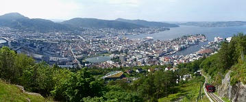 Fløyenské panorama Bergenu s vagónkem Redhette (Zrzka). Fløyenské panorama Bergenu s vagónkem Redhette (Zrzka).