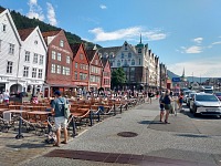 Bergen: hansovní blok Bryggen, a nahoře na obzoru vyhlídka Fløyen. Bergen: hansovní blok Bryggen, a nahoře na obzoru vyhlídka Fløyen.