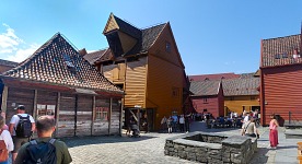 Bergen: bryggenská honosná průčelí vedou na zadní dvorky se starými obchody. Bergen: bryggenská honosná průčelí vedou na zadní dvorky se starými obchody.