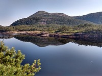 Gangstø: kopec Klubben (352 m) se zrcadlí v Austrevatnet. Gangstø: kopec Klubben (352 m) se zrcadlí v Austrevatnet.