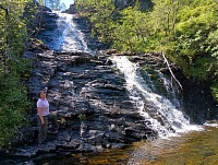 Fossen: Carol měřítkem u místního tajného Vodopádu s velkým V. Fossen: Carol měřítkem u místního tajného Vodopádu s velkým V.