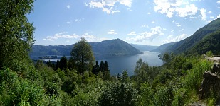 Sørfjorden: fjord s ostrůvkem Ulvsnesøy u Bruviku se jmenuje prostě Jižní. Sørfjorden: fjord s ostrůvkem Ulvsnesøy u Bruviku se jmenuje prostě Jižní.