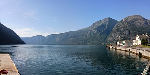 Hardangerfjorden ve městě Eidfjordu