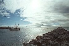 Rybářská loď se vrací do Moss Landing